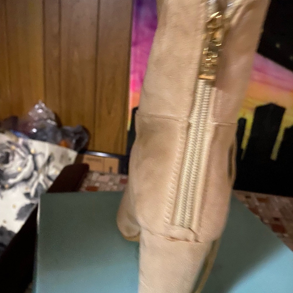 Boots - Picture 4 of 4